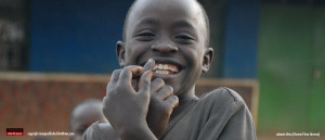 tiempos-dificiles-films-ashanti-africa-chico-camara-sonriendo