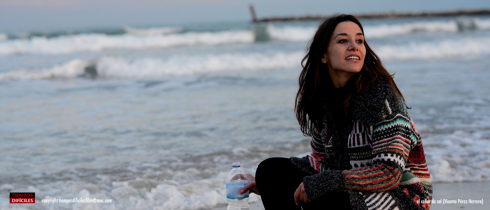 tiempos-dificiles-films-el-collar-de-sal-alba-recogiendo-agua-en-la-playa